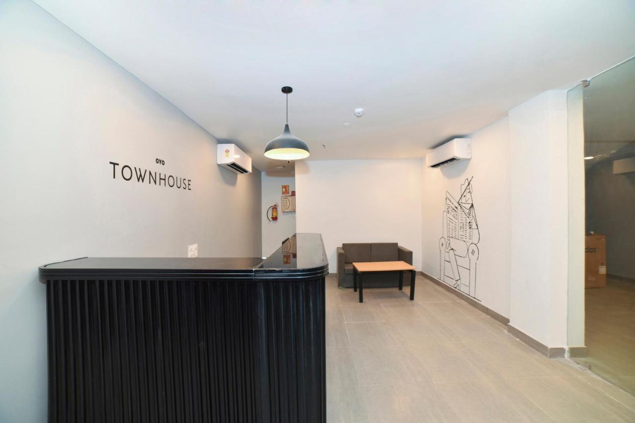 Vaccinated Staff- Oyo Townhouse 384 Nk Hotels Dispur Eksteriør bilde